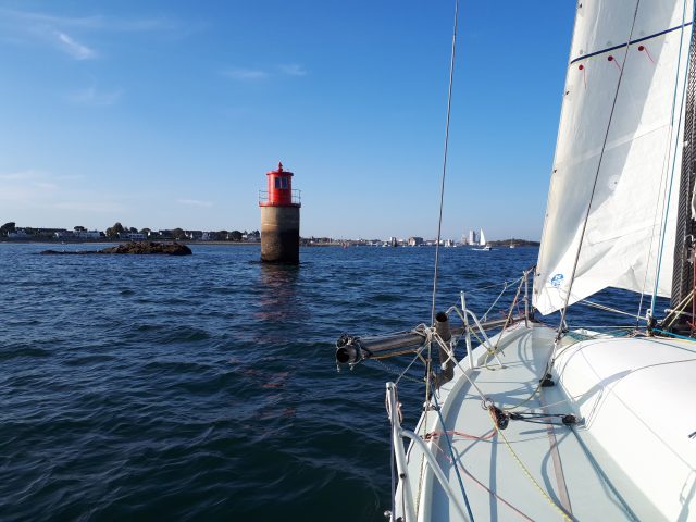 Bloß nicht hinter die rote Tonne segeln! (Szene nachgestellt!!!) © miku