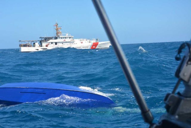 Das gekenterte Boot wurde von der US Küstenwache ohne den Segler gefunden © US Coast Guard