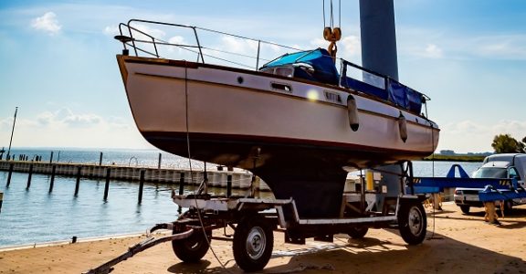 Fertig für die Saison und doch auf dem Trockenen: Für viele Bootseigner sind die Kräne trotz abgeschlossener Winterarbeiten derzeit gesperrt. Foto: Robert Leßmann – stock.adobe.com