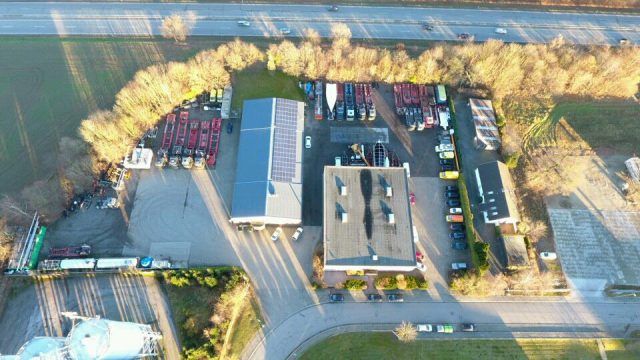 Die Glogau Firmenzentrale in Neumünster. Zum Fuhrpark des Unternehmens gehören 30 Sattelschlepper © Glogau