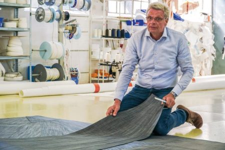 Jens Nickel setzt mit seinem Team auf getrennte Arbeitszeiten und wenig direkten Kundenkontakt. Foto: Segelwerkstatt Stade