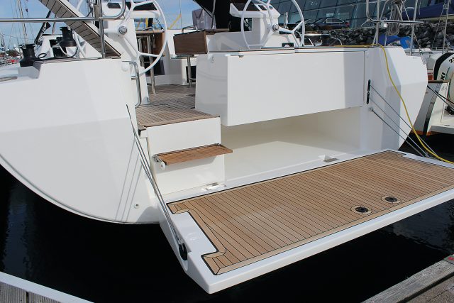 NEU: Die Dinghigarage war früher nur sehr großen Yachten vorbehalten. Durch die Verbreiterung des Hecks und dem höheren Freibord entstand aber so viel Platz, dass das Schlauchboot jetzt auch bei Yachten über 40 Fuß im Heck verstaut wird © Silke Springer
