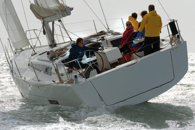 NEU: Sehr auffällig ist die Zunahme des Freibords. Selbst auf Performance-Yachten wuchs die Bordwand in die Höhe © van Malleghem