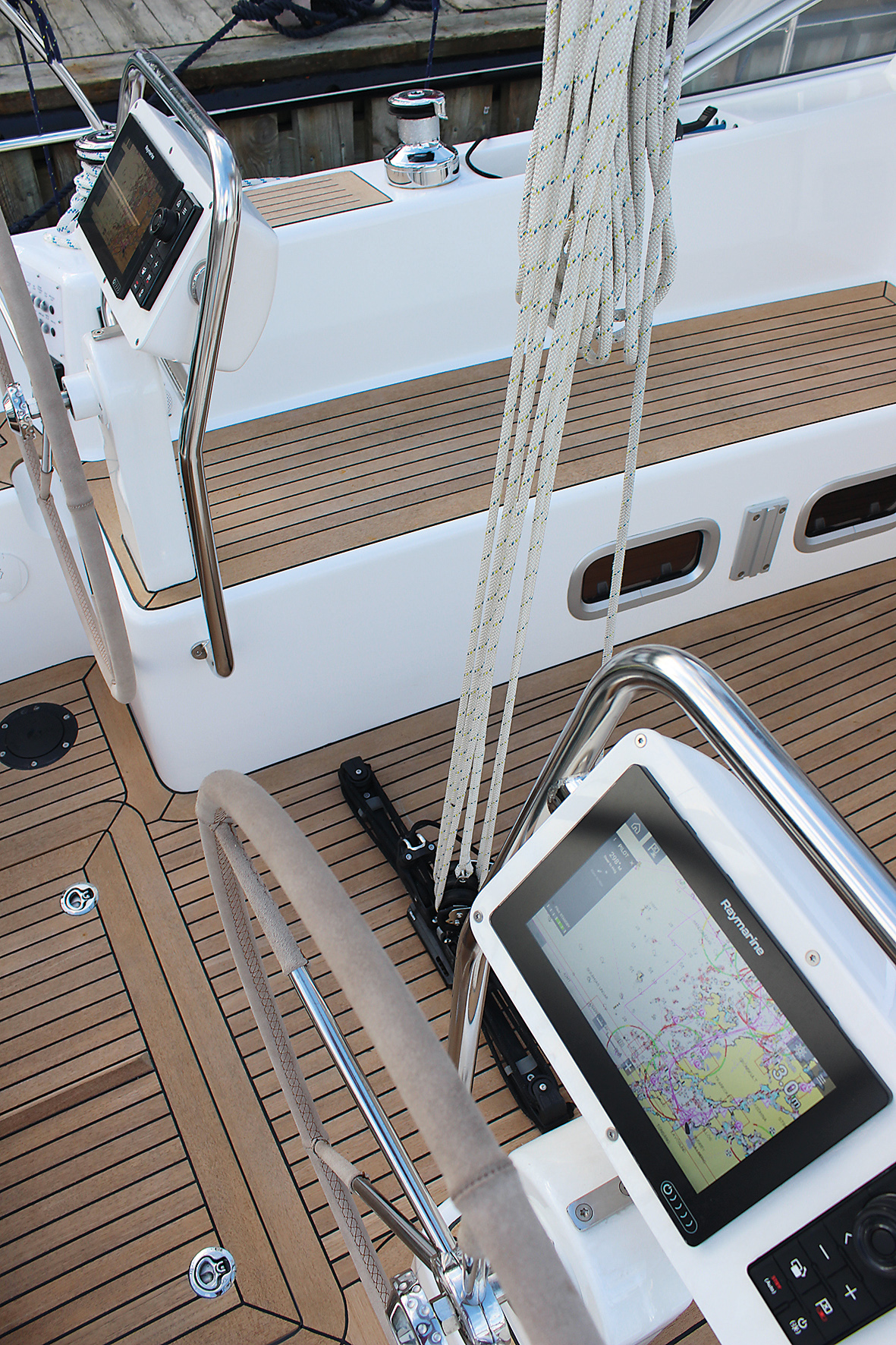 NEU: Früher waren GPS-Geräte und Plotter meist unter Deck montiert – heute wie selbstverständlich im Cockpit montiert © Silke Springer