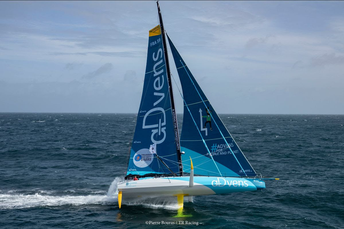 Der IMOCA Neubau für Thomas Ruyant wartet auf ein neues Paar Flügel. © Pierre Bouras