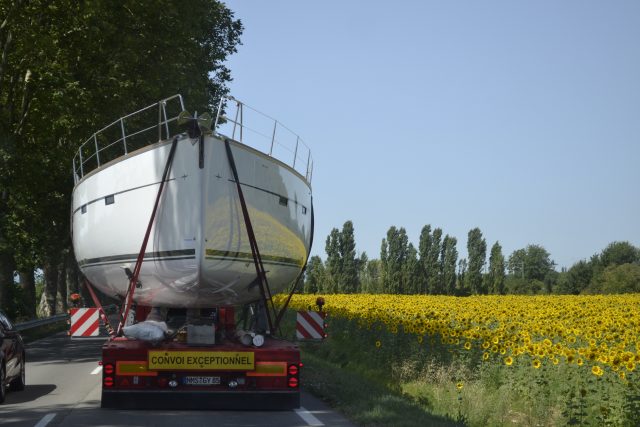 Die Transporte haben meist Überbreite, so dass Routen über Landstraße gewählt werden müssen © Glogau