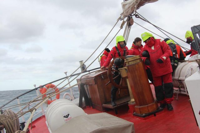 Die Schüler auf der “Thor Heyerdahl” wurden in den vergangenen sechs Monaten neben dem Schulstoff in Seemannschaft geschult. Foto: KUS