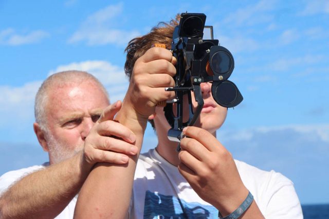 Die Einführung in die astronomische Navigation gehörte ebenfalls zum Bordprogramm. Foto: KUS