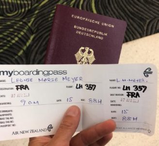 Endlich ein Flugticket: Über die Rückholaktion der Bundesregierung ging es zurück nach Deutschland. Foto: Meyer