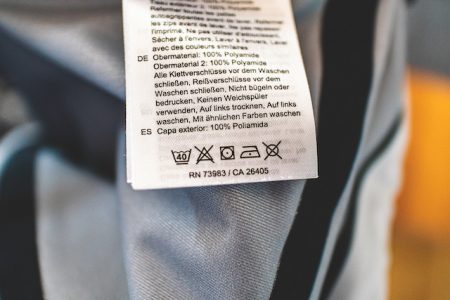 Das Etikett erklärt, wie das Ölzeug behandelt werden sollte Bild: Kai Köckeritz Pflege Etikett