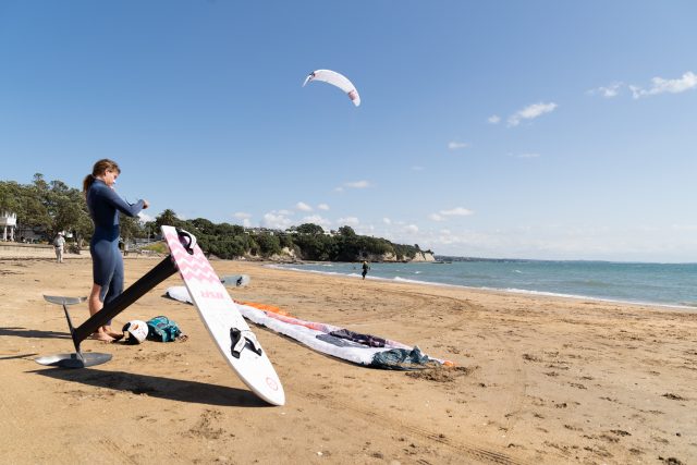Wie geht es weiter mit der Kite-Saison? Vor dieser Frage steht Leonie Meyer nun. Foto: Joshua McCormack