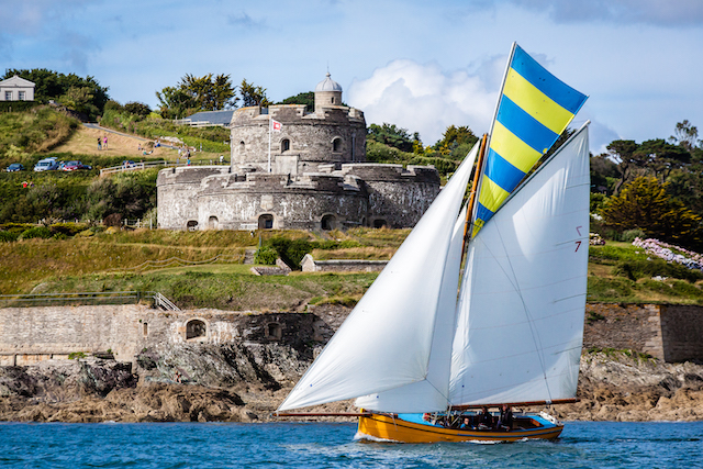 „Victory“ vor dem unter Heinrich VIII. erbauten St Mawes Castle. Bild: Jan Maas Falmouth Working Boat