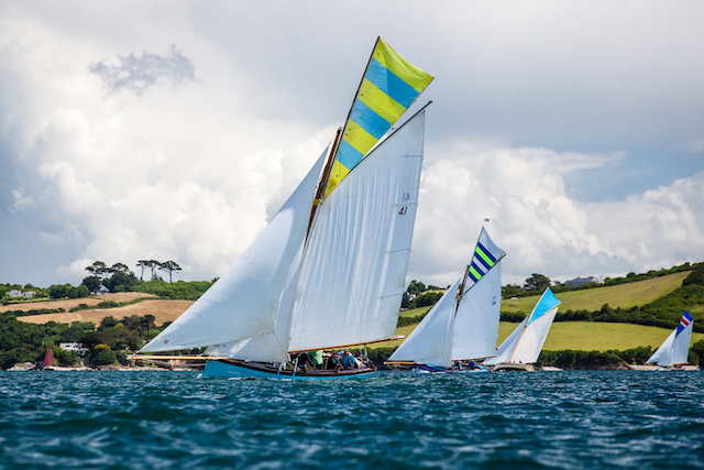 Die bunten Toppsegel dienen auch als Unterscheidungsmerkmal von weiter weg. Bild: Jan Maas Falmouth Working Boats