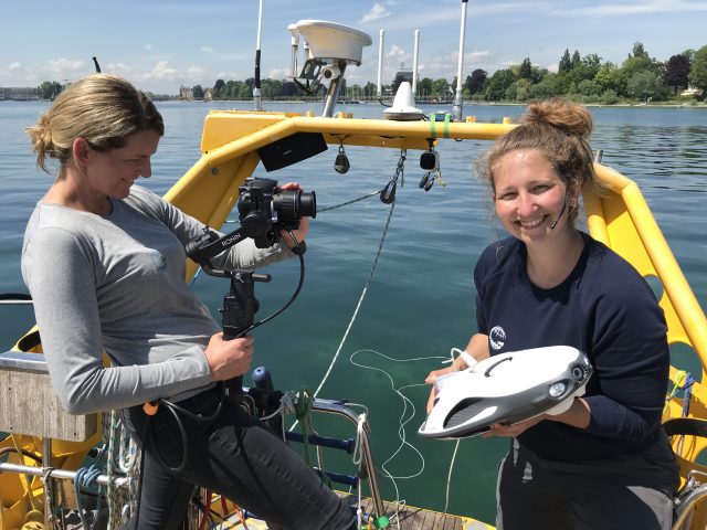Der Bodensee als digitales Mega-Klassenzimmer: Die Crew des Forschungsschiffs „Aldebaran“ streamt live für Baden-Württembergs Schüler/innen. Biologin Valeska Diemel (r.) setzt dabei auch eine Unterwasserdrohne ein. Foto: Aldebaran Marine Research & Broadcast