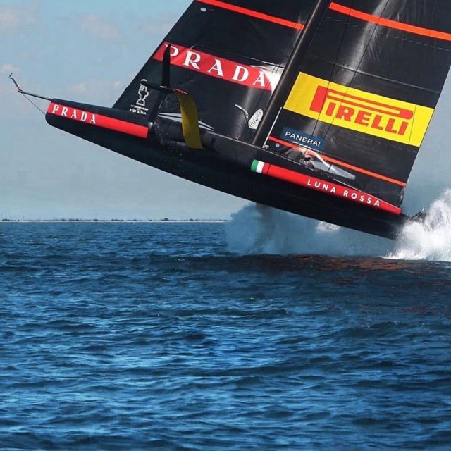 Luna Rossa beim Raketenstart? Eher ist beim Anstellwinkel des Hauptfoils ein Fehler passiert. © Luna Rossa