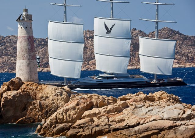 Dreimaster Maltese Falcon in schwierigen Gewässern © perini navi
