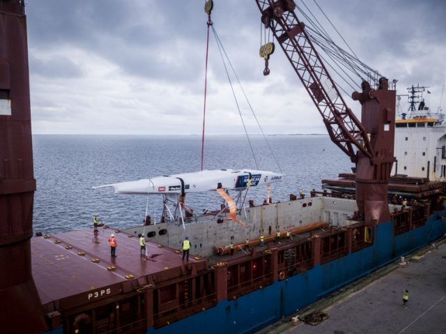 Der AC75 DEFIANT wird in Pensacola auf einen Frachter geladen, der nach Auckland fährt. © American Magic