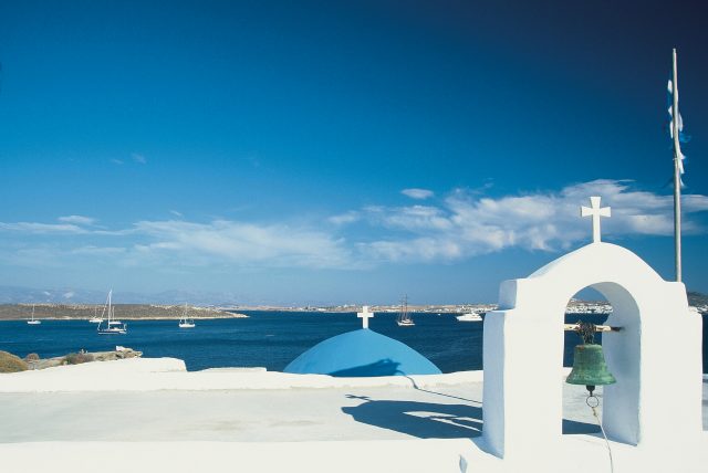 Blick über die Bucht von Naoussa auf der Insel Paros © Carl Victor