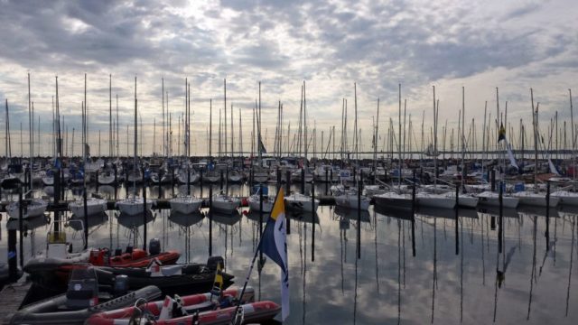 Abendstimmung im Sporthafen Kiel-Schilksee. Bootseigner in Schleswig-Holstein dürfen sich auf solche Momente wieder freuen. © C. Schneider