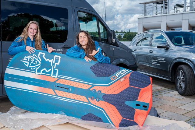 Helena Wanser (links) und Lena Erdil haben gerade das Surf-Equipment erhalten und trainieren für Olympia 2024. Foto: Sven Jürgensen