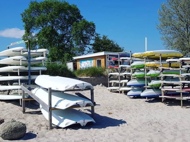 Die Stationen, wie hier Wassersport Kellenhusen, sind aufgebaut und setzen über Pfingsten auf gutes Wetter und den ersten merklichen Besucherandrang. Foto: Wassersport Kellenhusen