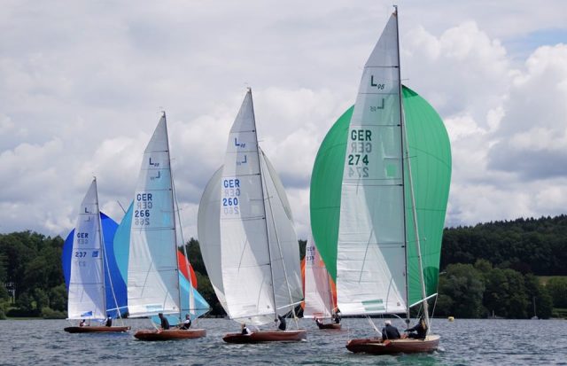 Zwei statt drei Segler an Bord der L95 am Starnberger See heißt jede Menge Arbeit für die Crew. © BYC