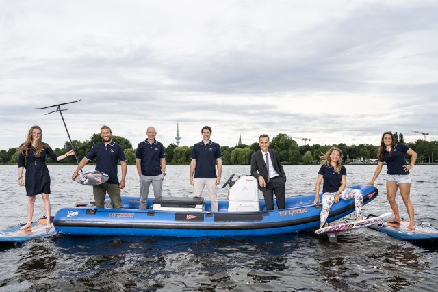 Fünf von sechs foilenden NRV-‘Neuen’ (v.li): Helena Wanser, Florian Gruber, Nico Prien, Leonie Meyer und Lena Erdil . Dazwischen NRV-Clubmanager und Sportdirektor Klaus Lahme (3.v.li) und Staatsrat Christoph Holstein (3. v. re).