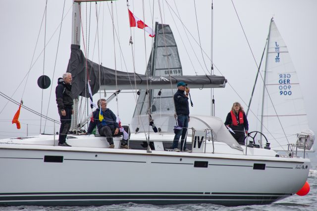 Ludiwg Hinrichs, Uli Kittmann und Ulf Greve sind ein eingespieltes Team. In diesem Jahr haben sie bereits die Regatta Aeroe Rund Light spontan aus der Taufe gehoben. Foto: Max Nicke