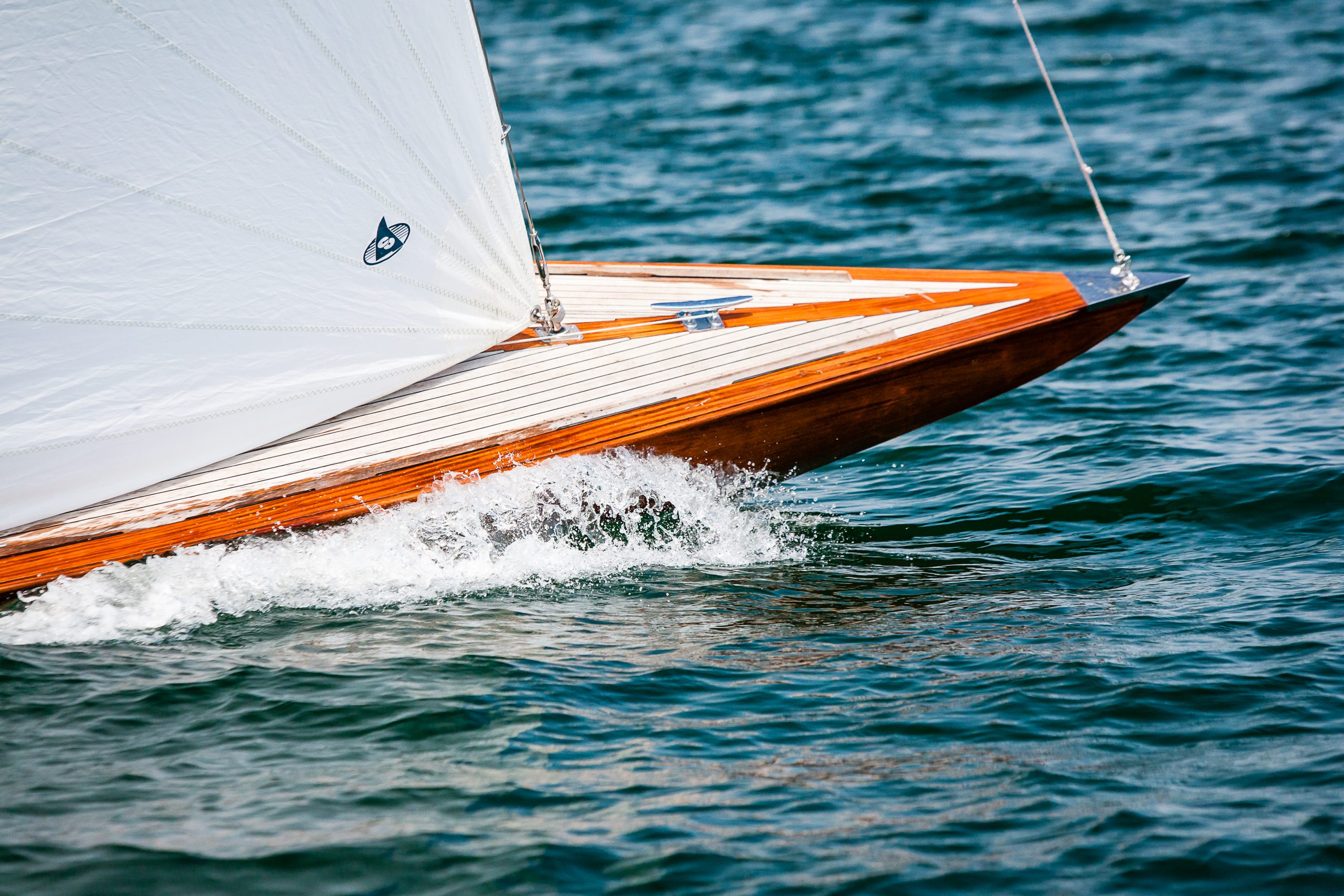 Teakdeck auf dem Bug einer klassischen Yacht © Jan Maas Teakdeck auf dem Bug einer klassischen Yacht