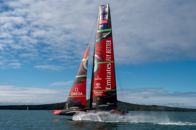 Das Emirates Team New Zealand bewegt nach langer Zeit wieder seinen AC75 auf dem Heimatrevier. © ETNZ
