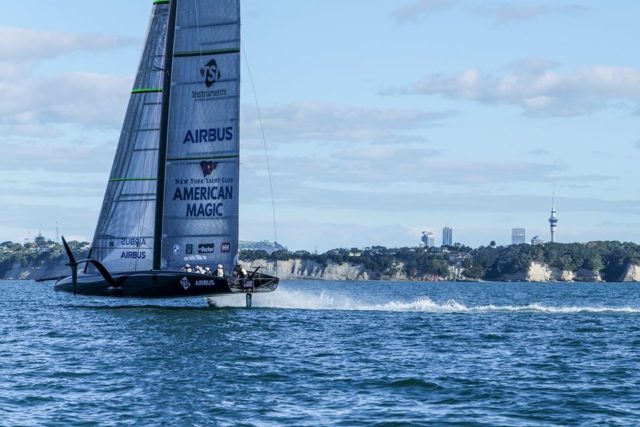 American Magic segelt als erster Herausforderer auf dem America’s Cup Revier vor Auckland. © American Magic