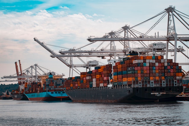 Statistisch betrachtet ist der Container-Transport sehr sicher. Hat man als Segler jedoch das Pech mit einem treibenden Container zu kollidieren, kann es schnell böse enden. Foto: Andy Li
