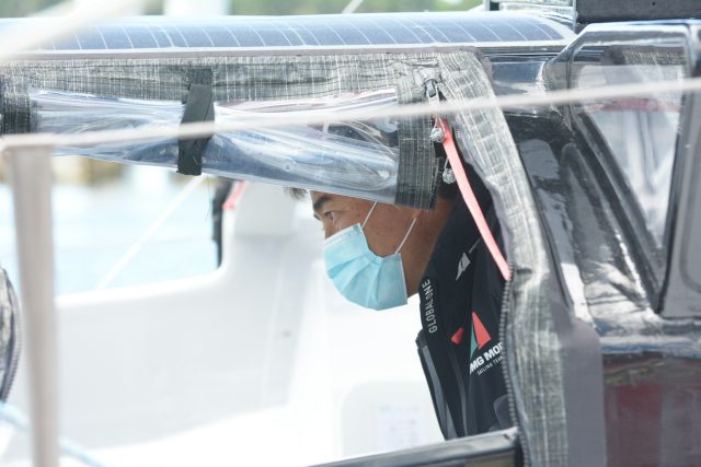 Kojiro Shiraishi, Skipper von DMG Mori, trägt sogar an Bord beim Ablegen noch Maske! © miku