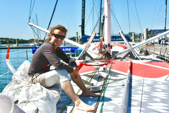Isabelle eine Woche nach der Havarie beim Interview. In wenigen Tagen wird ein Ersatzbaum angebracht – dann geht es mit dem Training für die Vndée Globe weiter © miku
