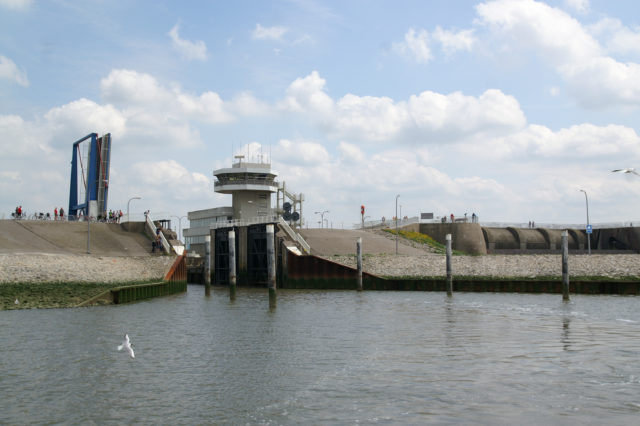 Der Weg in die Eider führt bei Tönning durch das Eidersperrwerk © www.nordseetourismus.de / Tanja Weinekötter