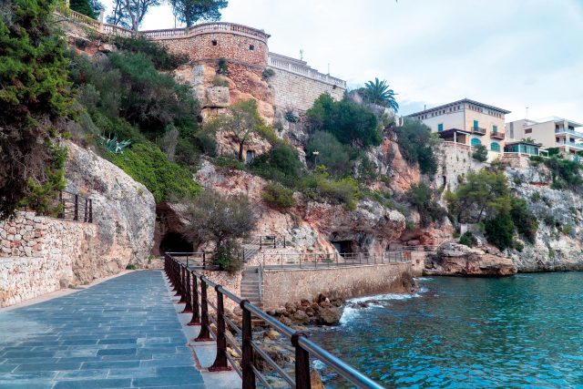 Die Promenade von Porto Cristo endet an der „Schwarzen Höhle“, wo früher Fischer ihre Gerätschaften lagerten © Nikolas Woeckner