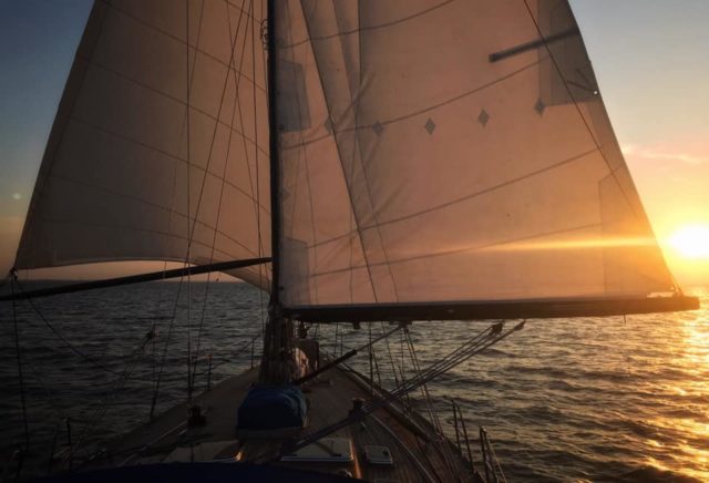 Letztes Segelbild vor dem Untergang. So wird “Sharki” nach der Kanalpassage von der Nordsee begrüßt © Sharki Crew