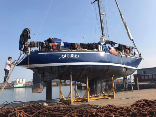 “Sharki” werden die Sachen nach dem Untergang getrocknet. Das Leck ist an Steuerbord zu sehen. © Sharki Crew