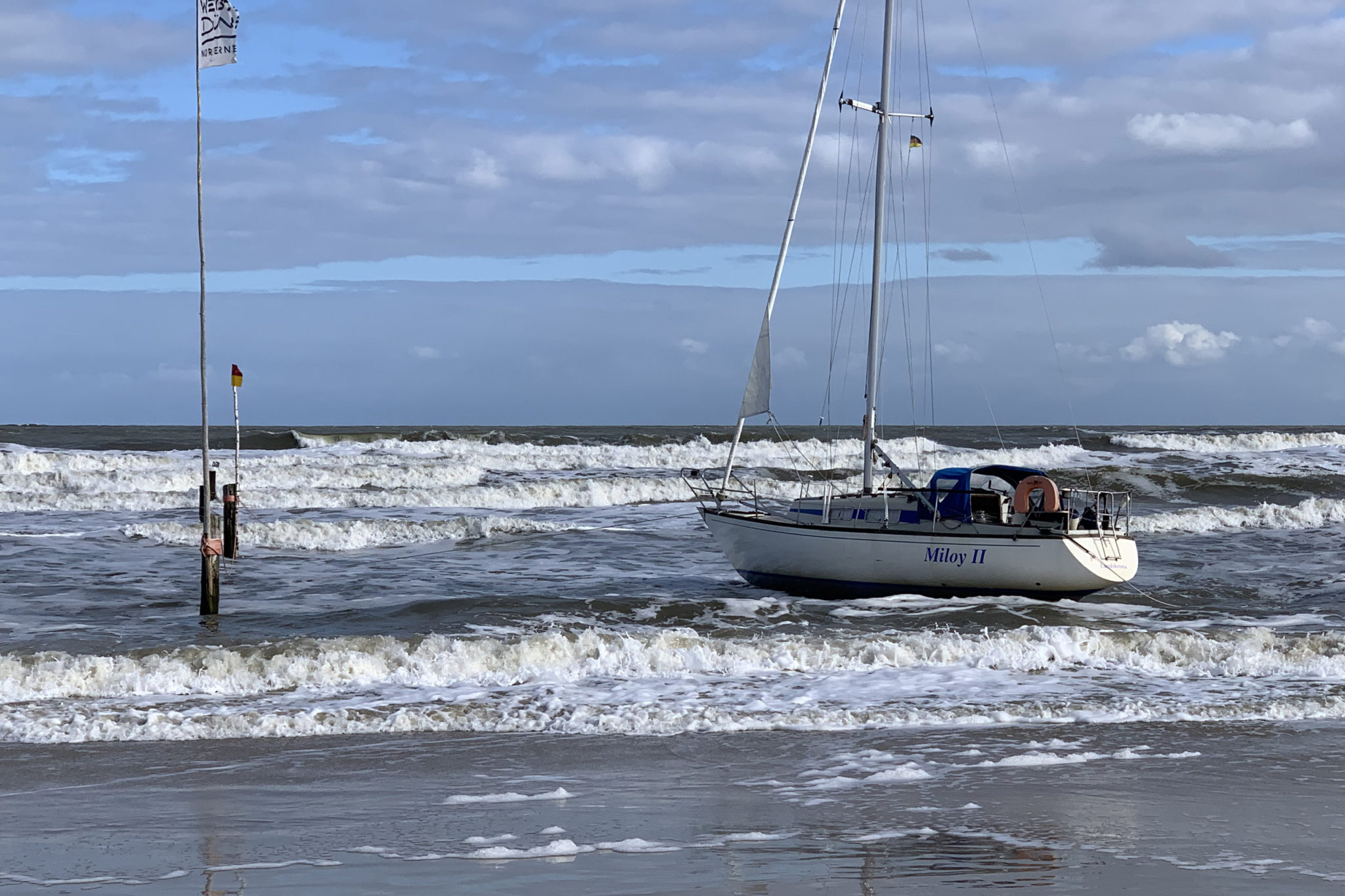 segelboot vor norderney gestrandet