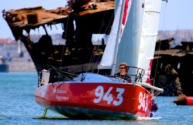 Hoffentlich kein symbolträchtiges Bild: Lennart Burke vor dem berühmten Wrack in der Einfahrt von La Base/Lorient © Sam Cade