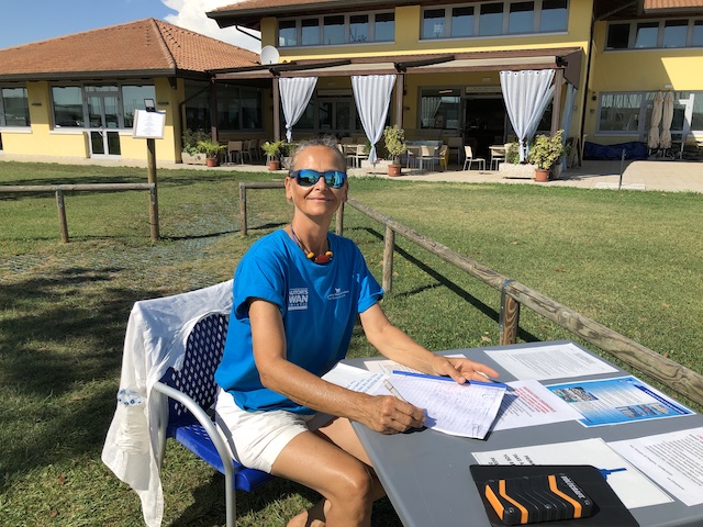 Paola Brocco vor dem Restaurant der Marina Sant’Andrea. Vor ihr liegt die Zugangsliste für den Tag am Pool.