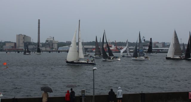 Insgesamt 45 Yachten waren bei Schmuddelwetter vor Kiel an den Start gegangen. Im Rennverlauf gab es die gesamte Wind- und Wetterpalette. Foto: KYC