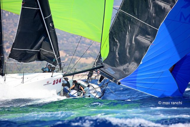 Crash bei der Melges32-WM zwischen Ungarn und Polen. Offenbar waren die Polen (blauer Spi) im Recht… © Max Ranchi /M32