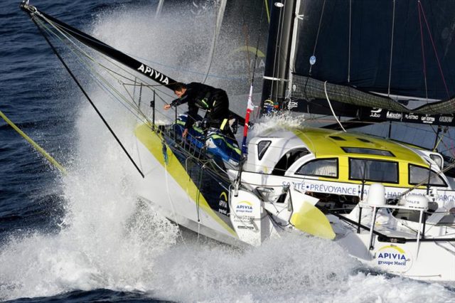 Wenn Charlie Dalin mal an Deck muss wird es nass. © François Van Malleghem / IMOCA