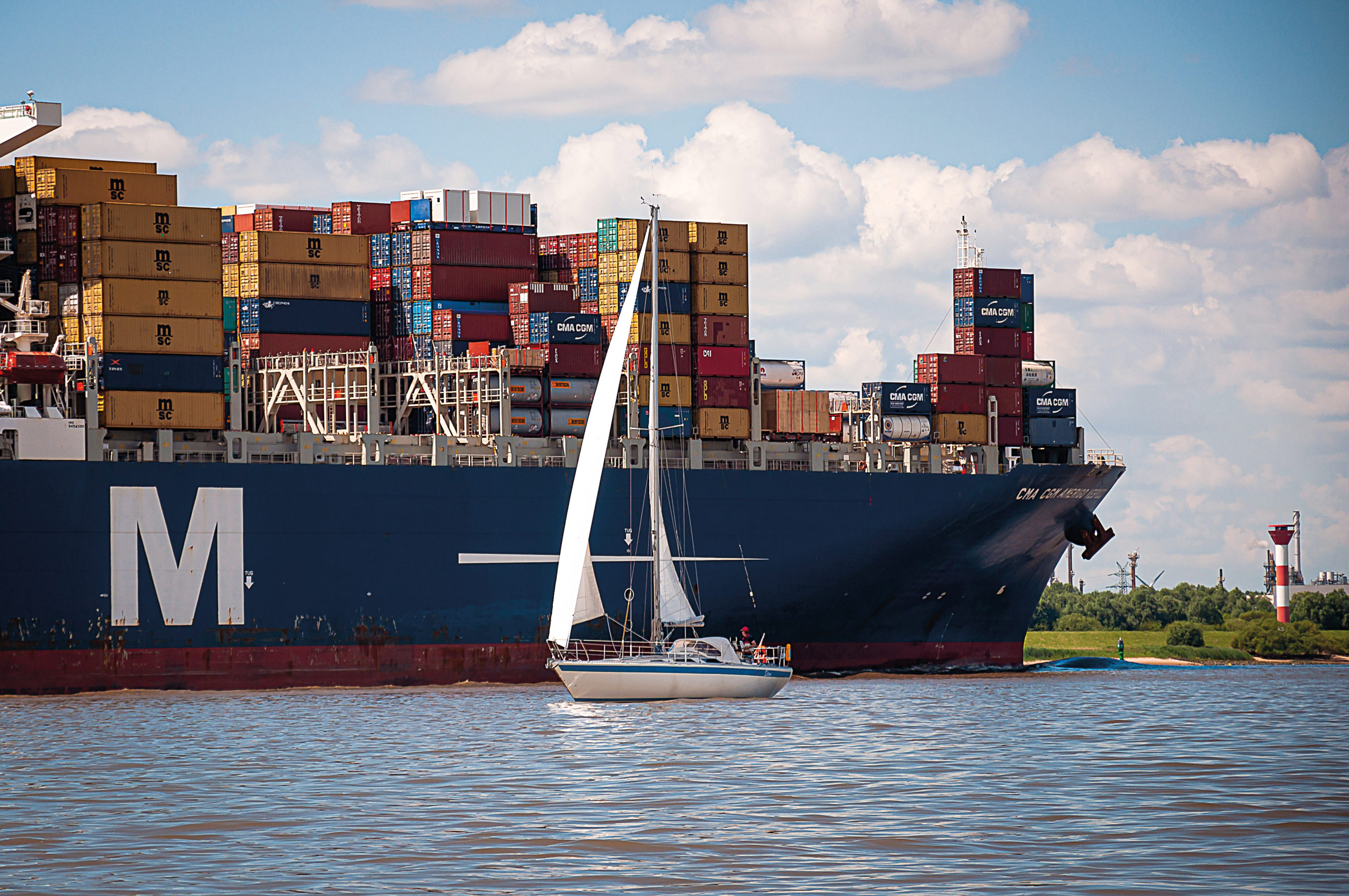 Auf der Elbe treffen Segelboote auf Containerriesen © Ekkehard Erben