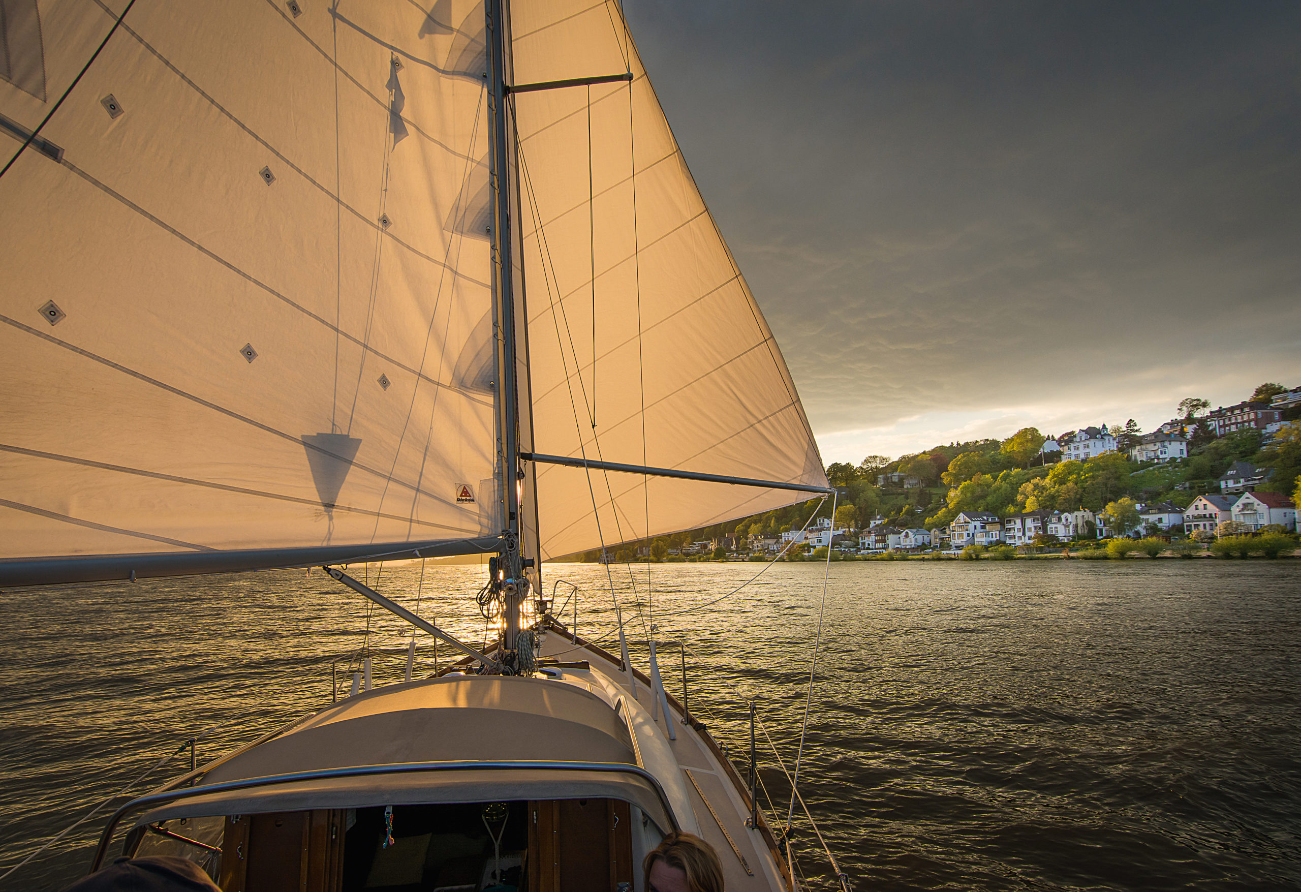 Abendstimmung auf der Elbe vor den grünen Hänge Blankeneses © Ekkehard Erben
