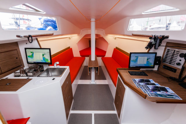 Unter Deck ist die JPK 1030 spartanisch, aber bedingt fahrtentauglich ausgestattet © Jan Maas Unter Deck ist die JPK 1030 spartanisch, aber bedingt fahrtentauglich ausgestattet