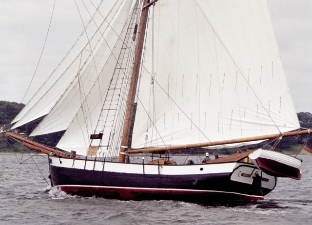 Fülliges Vorschiff, Spiegelheck, Beiboot an Davits und scharfe Linien unter Wasser – typische Merkmale einer echten sog. Hardangerjakt. Bild: Volker Gries/www.tallship-fan.de