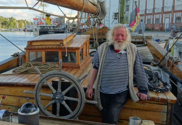 Seemann vom echten Schrot und Korn – Nach 32 Jahren möchte Eigner Peter Fleck das alte Schiff in gute Hände abgeben. Bild: Christian Schneider