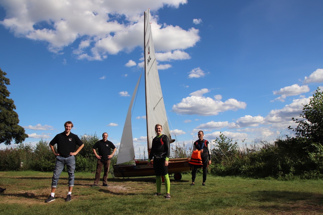 Zufrieden mit ihrem selbstgebauten Skiff: Justus Doerfert, Steffen Wenk, Sebastian Plate und Professor Adrian Riegel von der TH OWL (v.l.) © TH OWL, Pia Schlegel